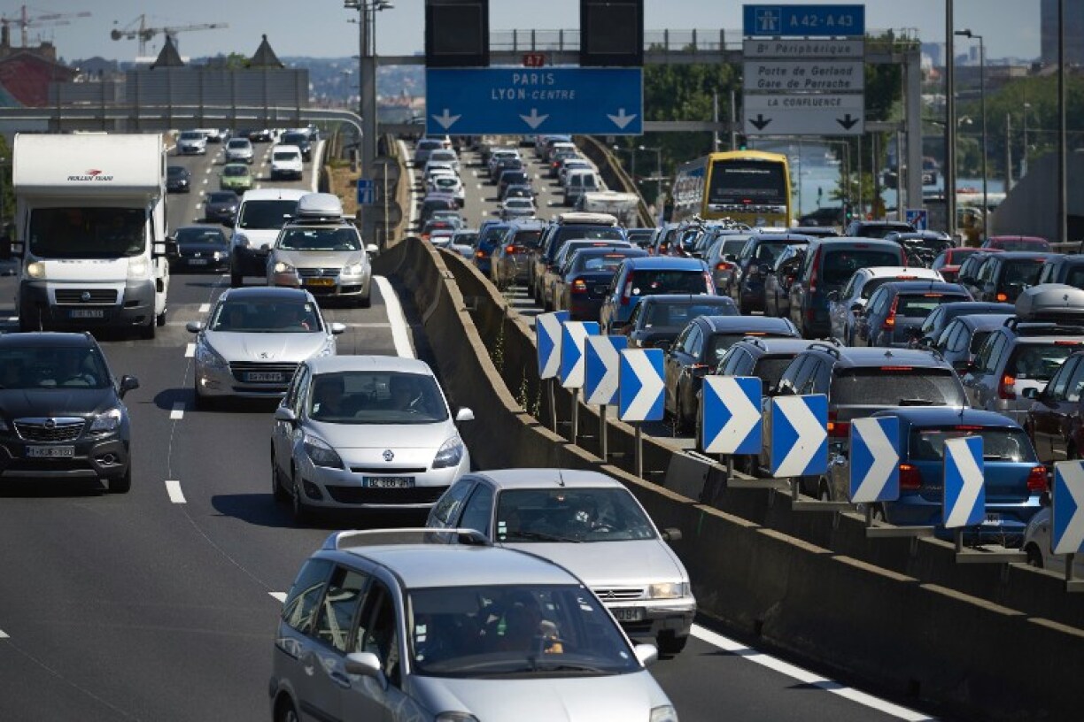 Bouchons sur l'autoroute en France pendant la période des départs en vacances.