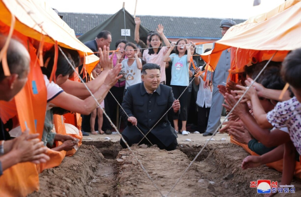 Photo diffusée le 10 août 2024 par l'agence de presse nord-coréenne Kcna, du dirigeant nord-coréen Kim Jong Un visitant la zone touchée par les inondations dans le comté d'Uiju, dans la province du Phyongan du Nord