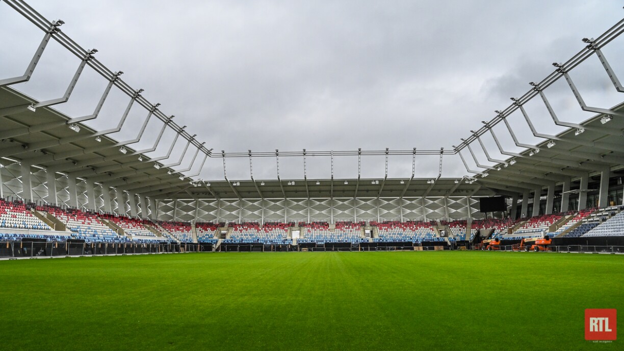 Une photo prise à hauteur de la pelouse du Stade de Luxembourg