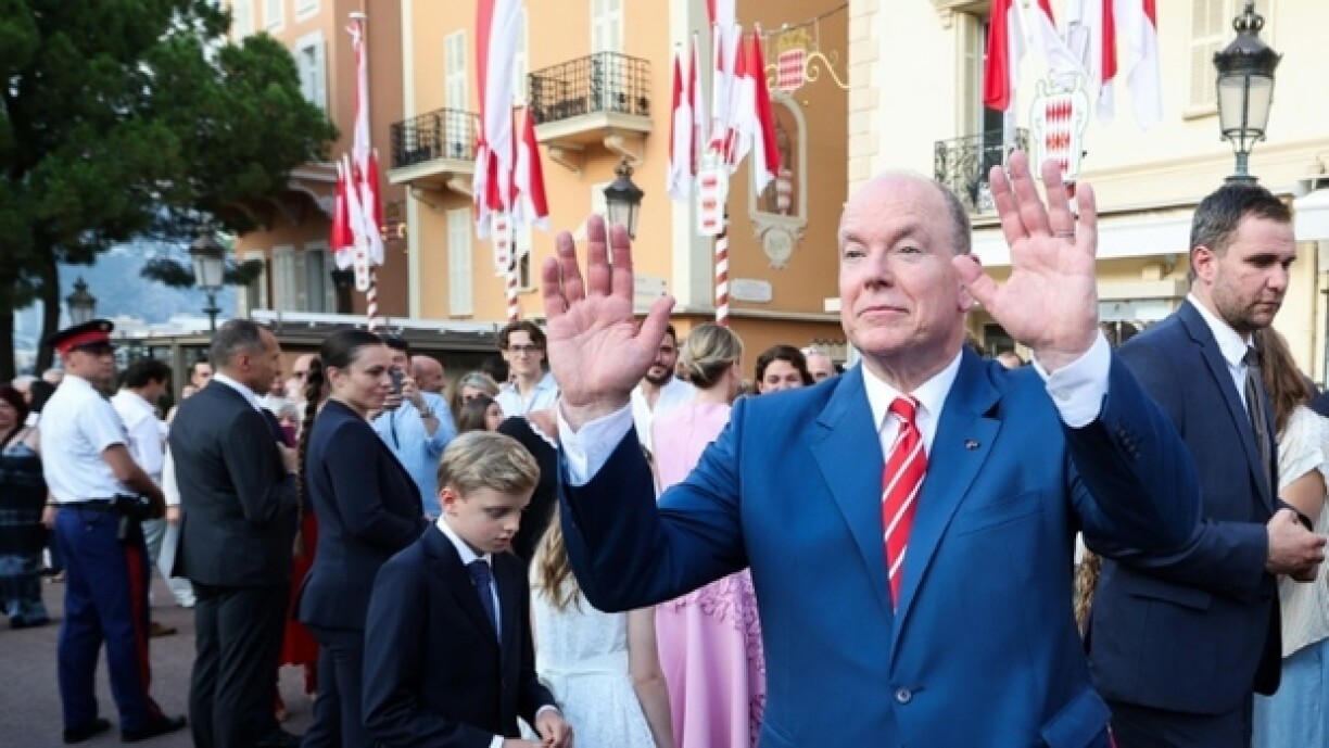Albert II de Monaco salue ses invités lors d'un cocktail sur la place du palais pour ses 20 ans de règne le 19 juillet 2025