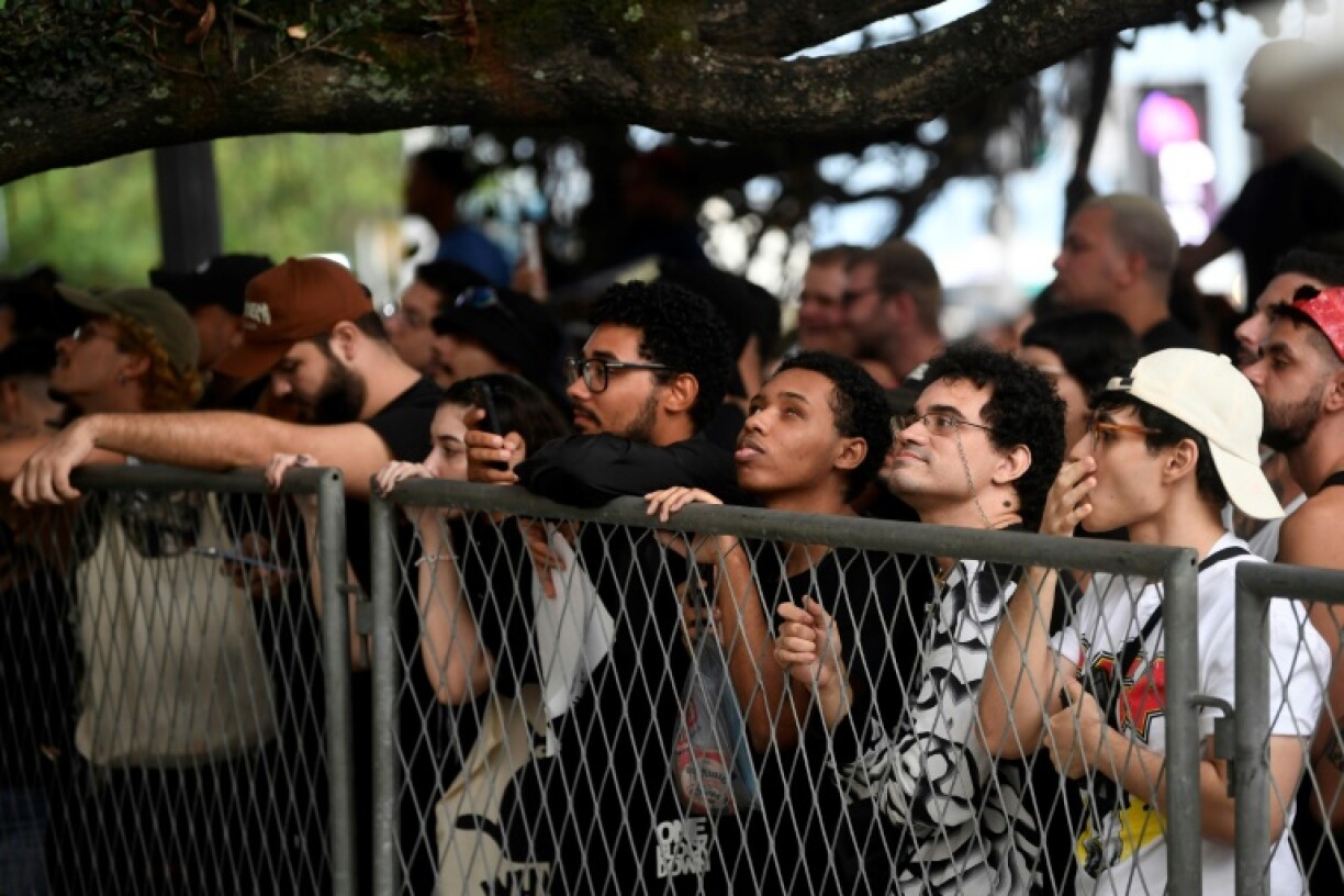 Des fans de Lady Gaga attendent devant l'hôtel où loge la chanteuse américaine, à Copacabana, le 29 avril 2025 à Rio de Janeiro, au Brésil