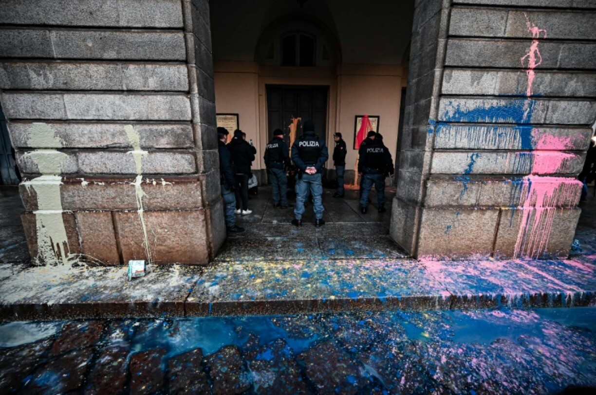 Des policiers interpellent des militants du mouvement Dernière Génération après qu'ils ont aspergé de peinture l'entrée de la Scala de Milan, le 7 décembre 2022