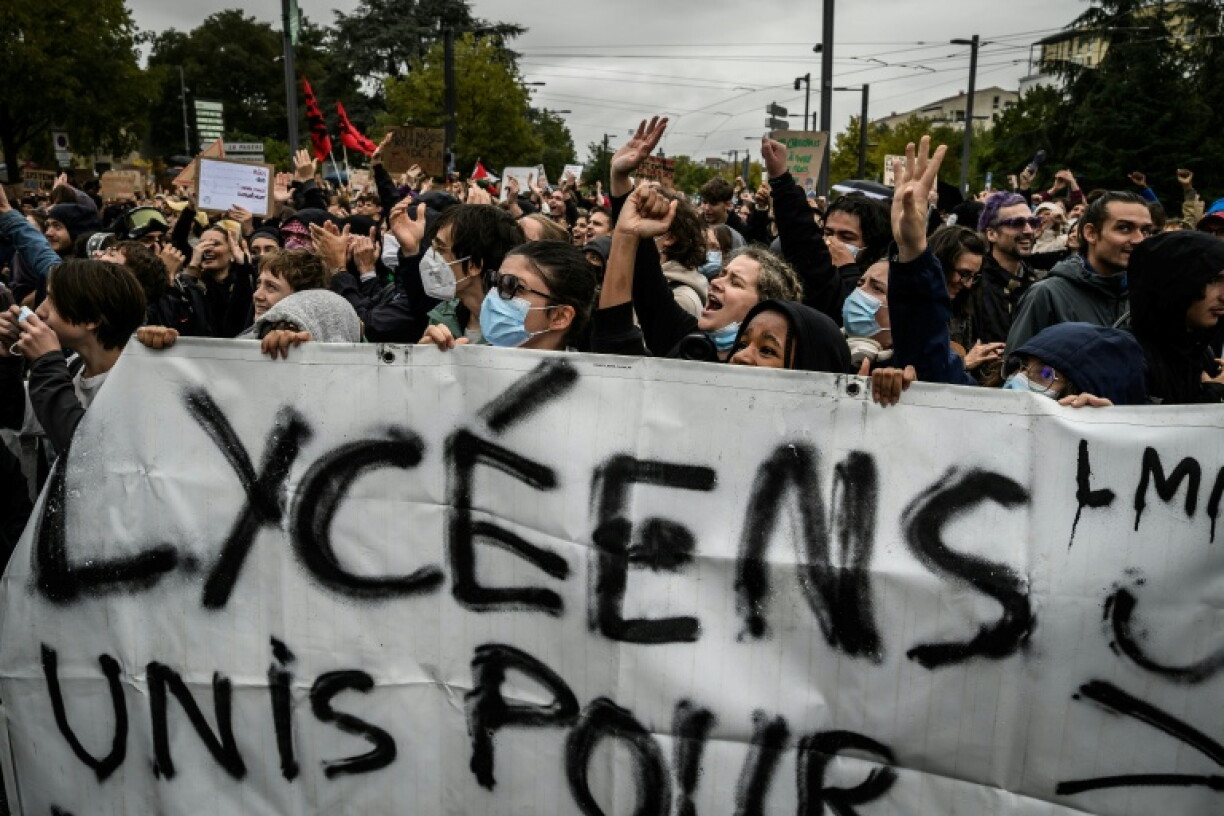 Des protestataires tiennent une banderole lors d'une manifestation de lycéens, le 8 octobre 2026 à Bron (Rhône)