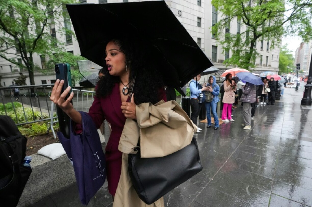 The criminal trial of Sean Combs has influencers and YouTubers flocking to the courthouse and relaying the scene to their online fanbases