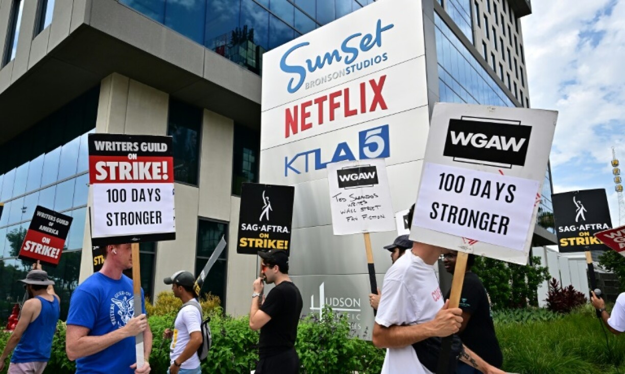 Des membres du syndicat des scénaristes et de celui des acteurs manifestent devant les bureaux de Netflix à Los Angeles, le 9 août 2023