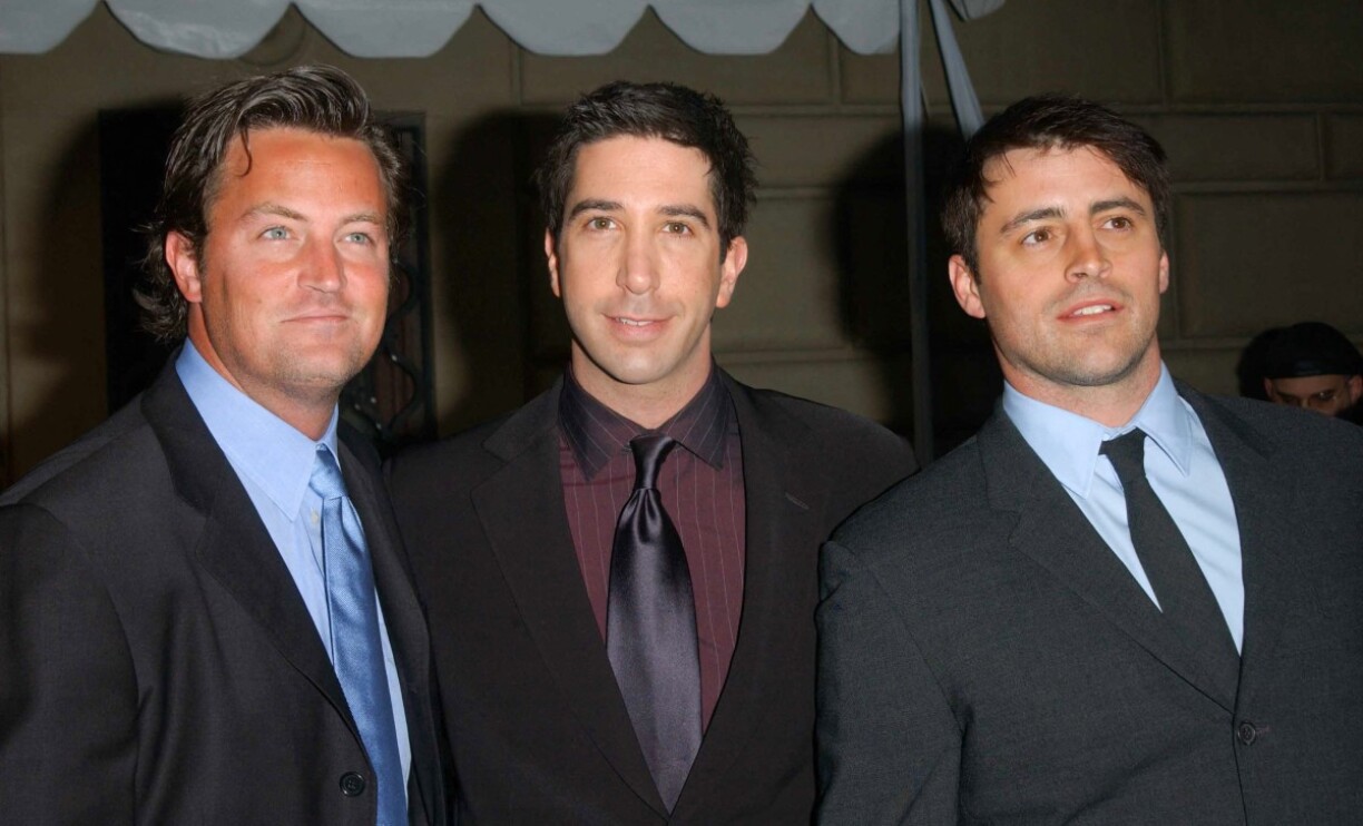Matthew Perry en 2002 aux côtés des acteurs David Schwimmer et Matt Leblanc.