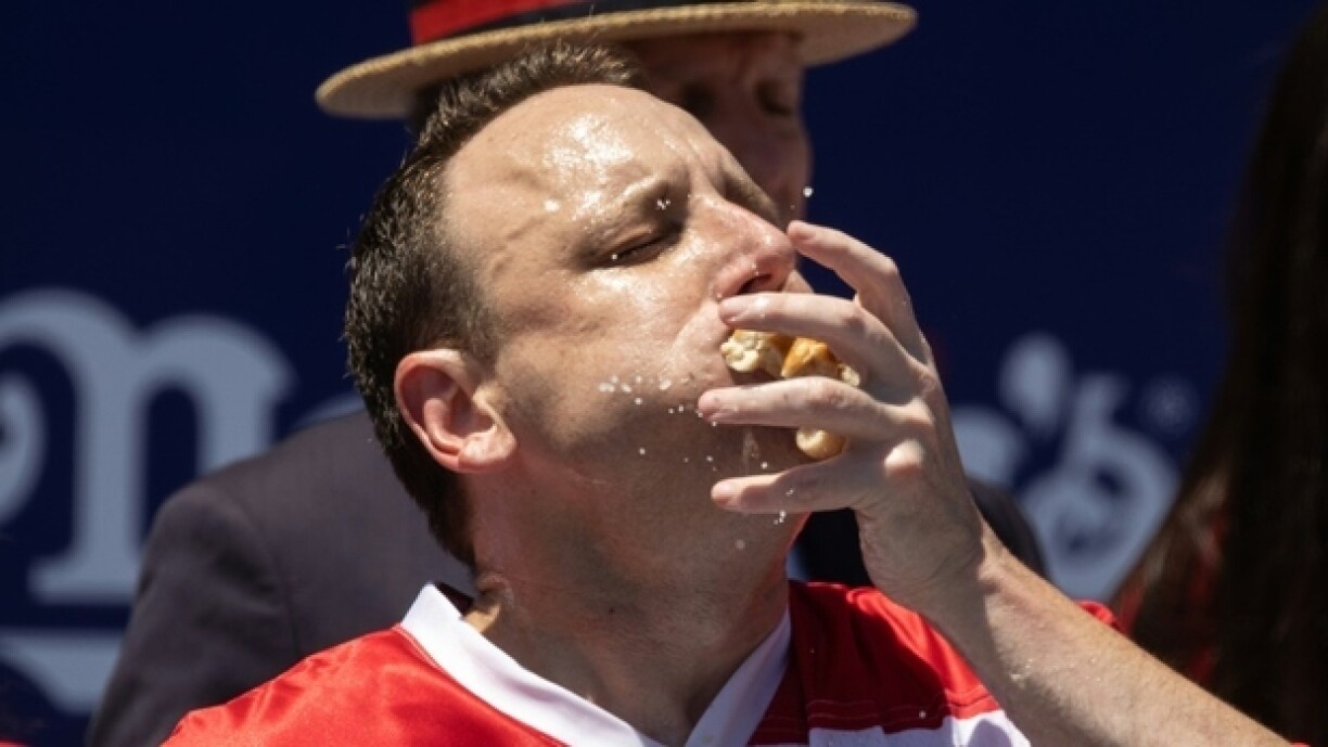 L'Américain Joey Chestnut lors d'un concours d'ingestion de hot dogs le 4 juillet 2022 à New York