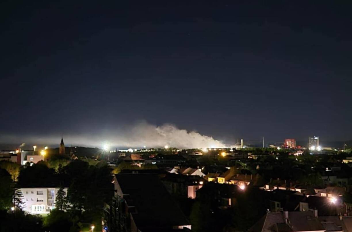 Une photo prise dans la nuit de jeudi à vendredi à Esch alors qu'un incendie était en cours sur le site d'ArcelorMittal