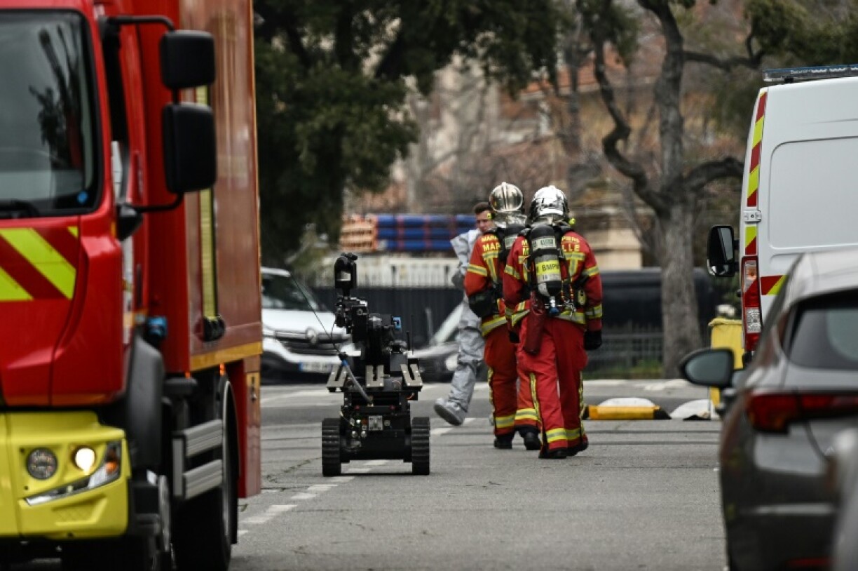 Des marins-pompiers de Marseille arrivent avec un robot démineurs devant le consulat général de Russie à Marseille le 24 février 2025