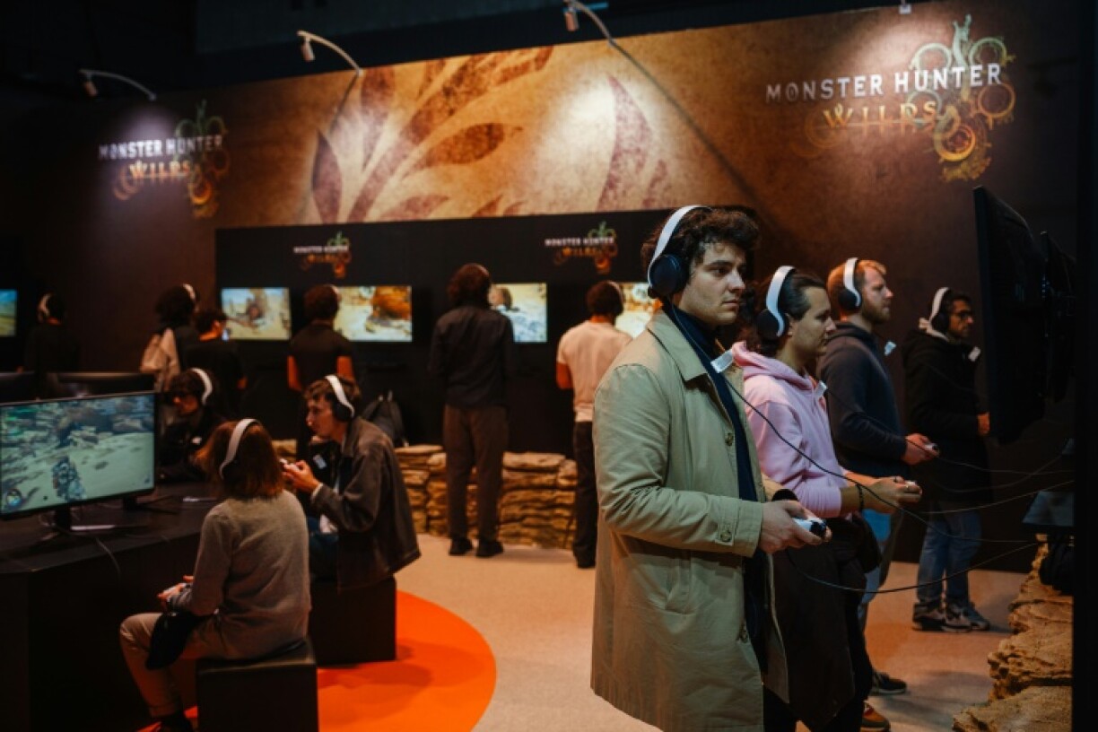 Des visiteurs jouent au jeu vidéo