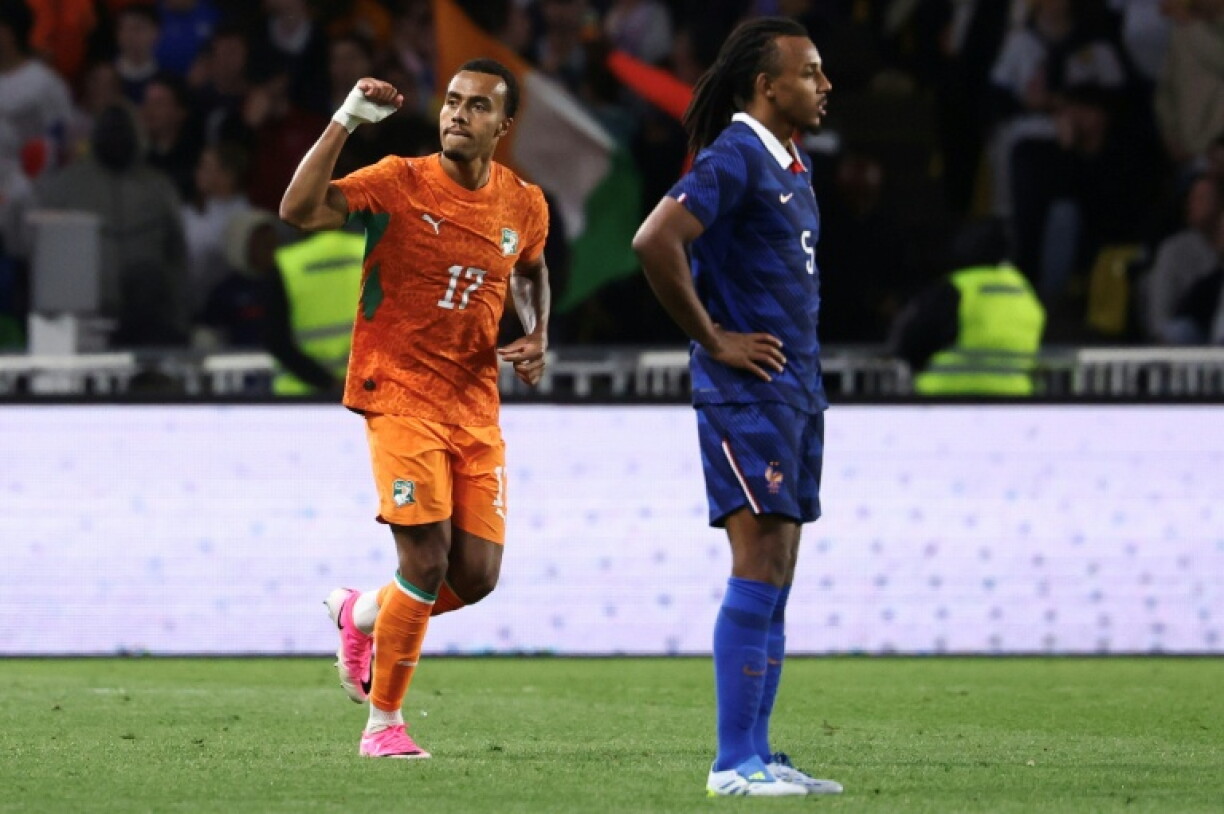 Le défenseur ivoirien Guéla Doué et le défenseur français Jules Koundé lors de la victoire de la Côte d'Ivoire face à la France en match de préparation, jeudi 4 juin 2026 à Nantes