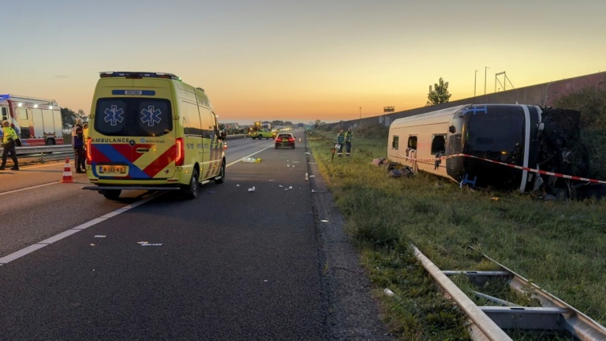 Auf einer Autobahn in den Niederlanden ist ein Reisebus mit zwei Schulklassen aus Deutschland verunglückt. Mehrere Insassen seien bei dem schweren Unfall in der Nacht verletzt worden, teilte die Polizei der Provinz Gelderland am Montag mit.