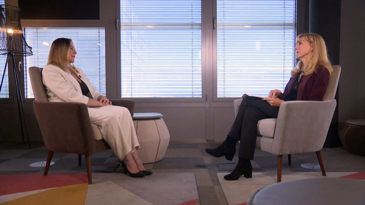 Nathalie Frisch (Caritas) répond aux questions de Caroline Mart (RTL)