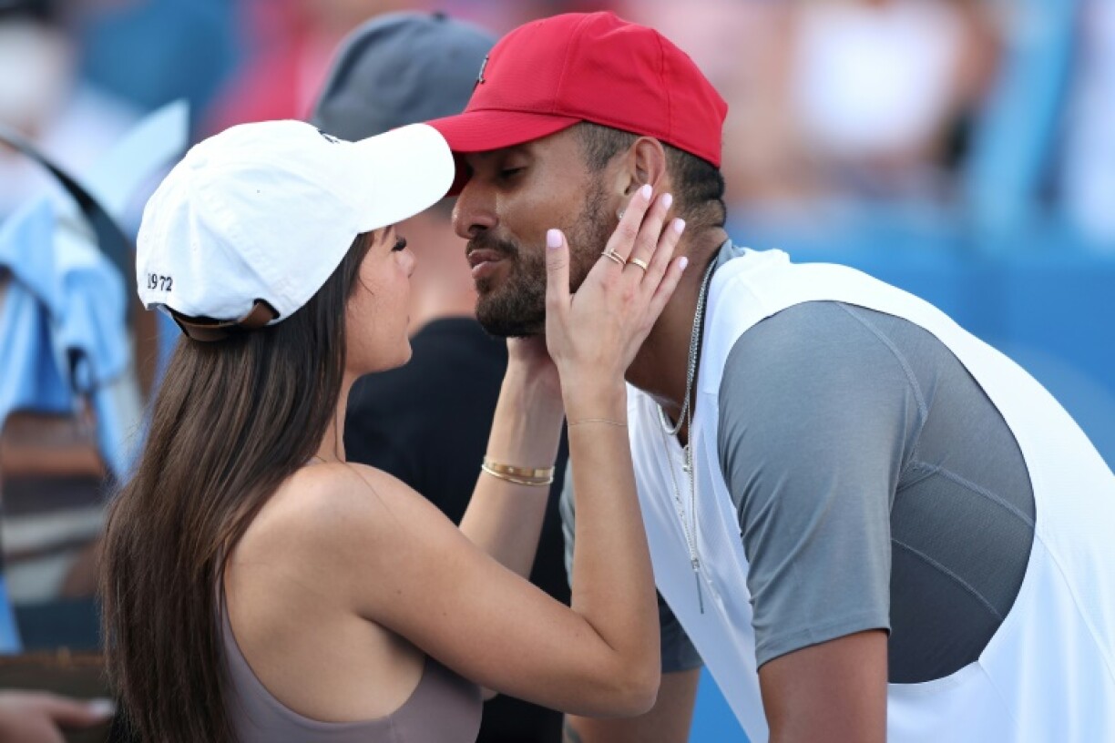 L'Australien Nick Kyrgios avec sa petite amie Costeen Hatzi après avoir battu le Japonais Yoshihito Nishioka en finale du tournoi de Washington le 7 août 2022