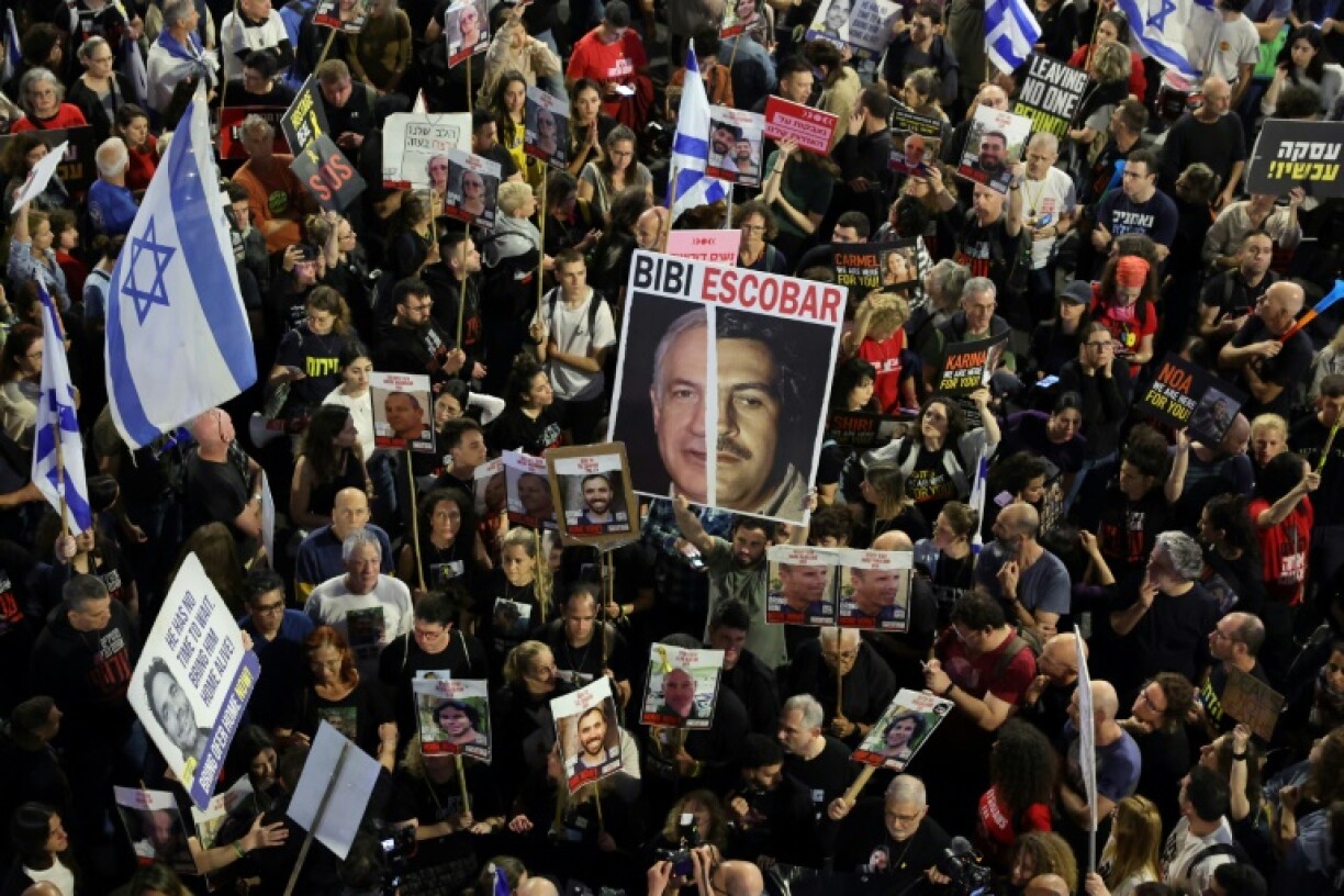 Des manifestants demandent la libération des otages israéliens retenus à Gaza lors d'une manifestation à Tel-Aviv, en Israel, le 30 mars 2024