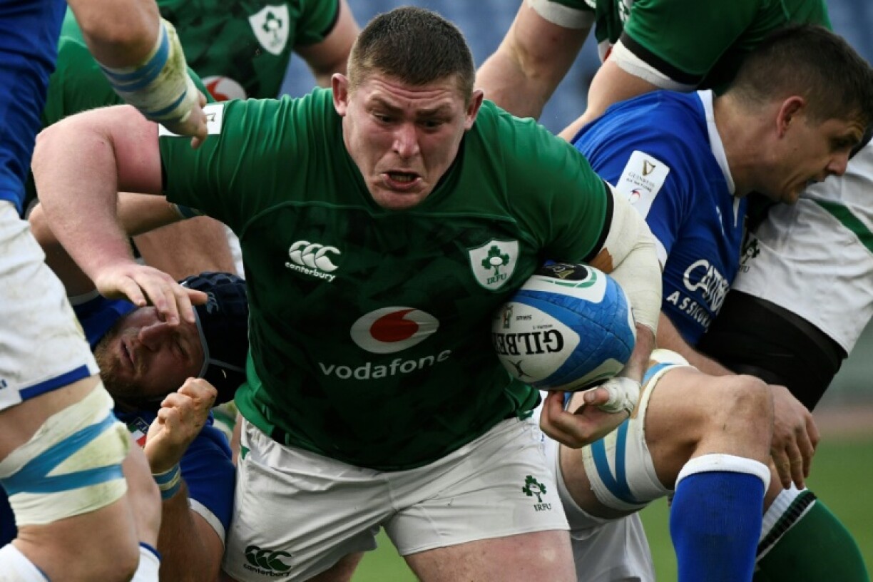 Le pilier irlandais Tadhg Furlong tente de marquer un essai lors du match des Six Nations face à l'Italie, à Rome, le 27 février 2021