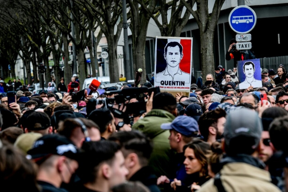 Des participants à la marche en hommage à Quentin Deranque une semaine après la mort du jeune militant d'extrême droite radicale battu à mort par des membres de l'ultragauche, le 21 février 2026 à Lyon