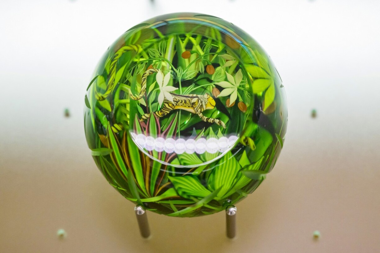 Cette photographie prise le 2 février 2024 montre une boule presse-papier, basée sur l'astrologie chinoise avec le signe du singe, dans le cadre de l'exposition