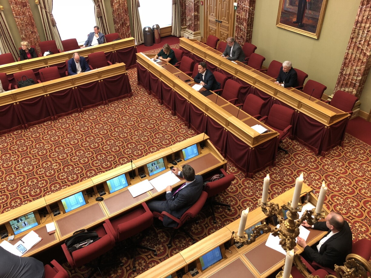 Les députés ont été divisés en deux salles pour maintenir une distance entre eux.
