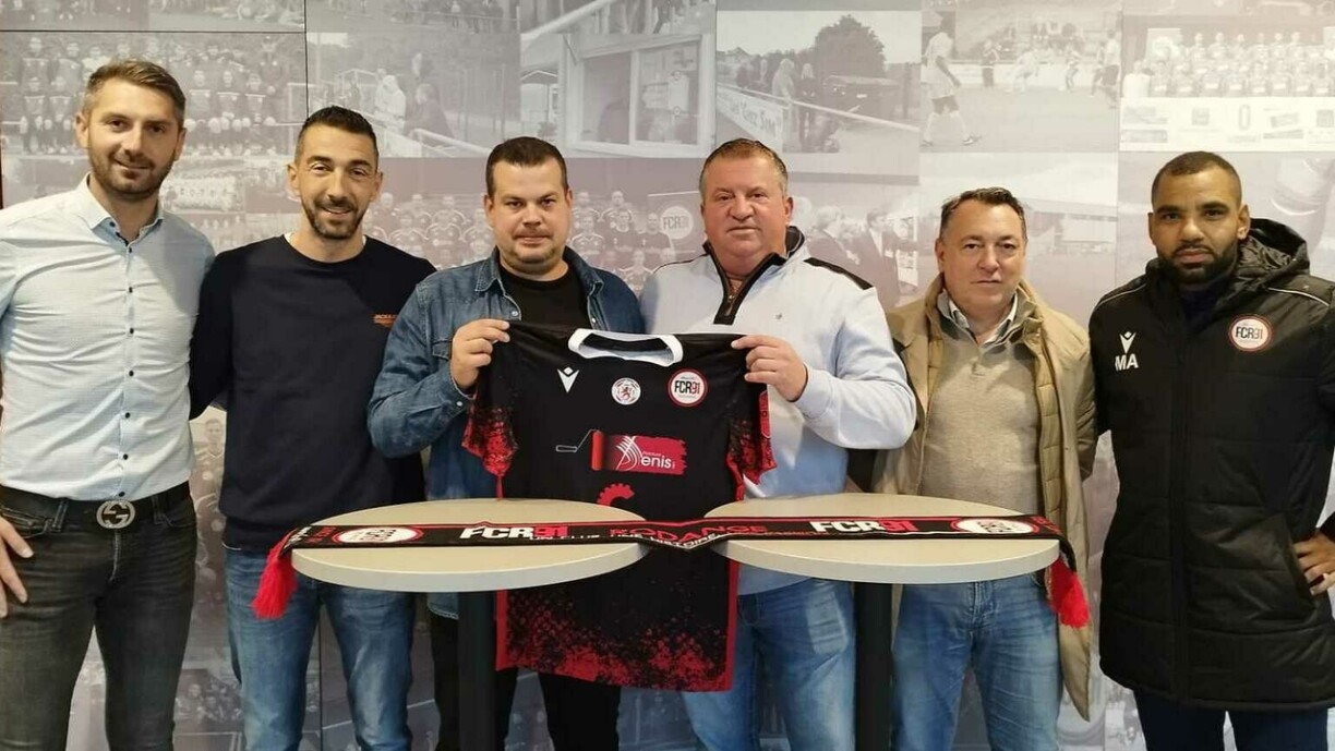 Staff technique et comité réunis autour de Mehdi El Alaoui, le nouvel entraîneur rodangeois et du président Semin Civovi