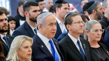 (g-d) Sara Netanyahu, l'épouse du Premier ministre israélien, Benjamin Netanyahu, le président Isaac Herzog et la Première dame Michal Herzog assistent à une cérémonie commémorative en hommage aux Israéliens tués, le 27 octobre 2024, au cimetière militaire du Mont Herzl à Jérusalem