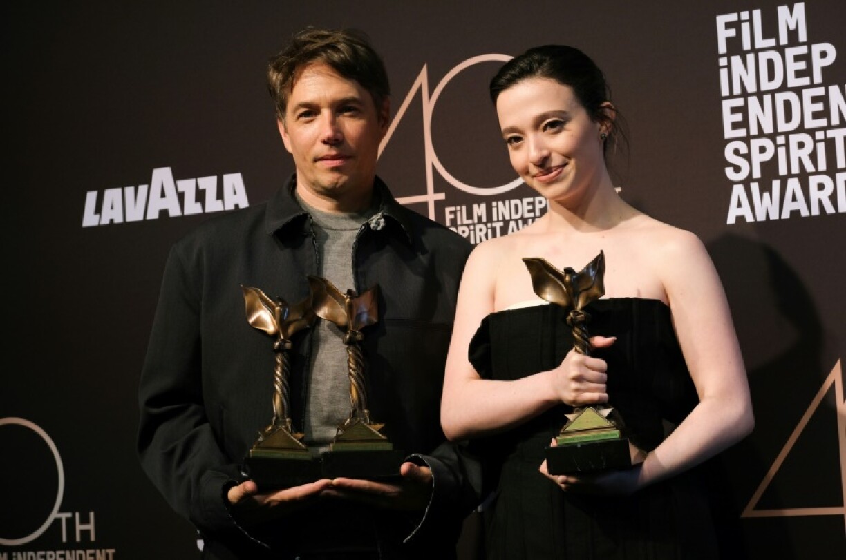 Le réalisateur américain Sean Baker et l'actrice américaine Mikey Madison récompensés au Film Independent Spirit Awards, le 22 février 2025 à Santa Monica, en Californie