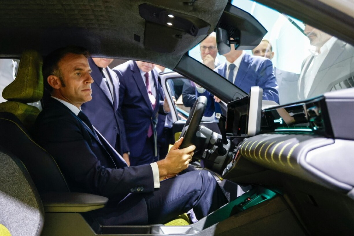 Le président Emmanuel Macron au Mondial de l'Auto, le 14 octobre 2024 à Paris