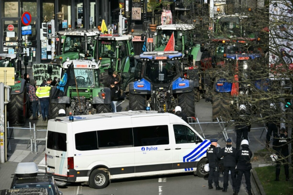 Des tracteurs près du Parlement européen, lors d'une manifestation d'agriculteurs dénonçant les réformes de la Politique agricole commune (PAC) et les accords commerciaux avec le Mercosur, à Bruxelles, le 18 décembre 2025
