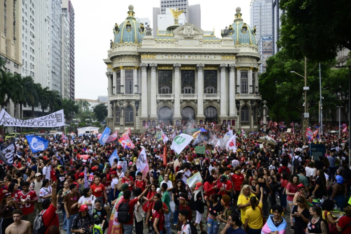Des partisans du président de gauche Lula manifestent contre l'extrême droite à Rio de Janeiro, le 7 octobre 2026