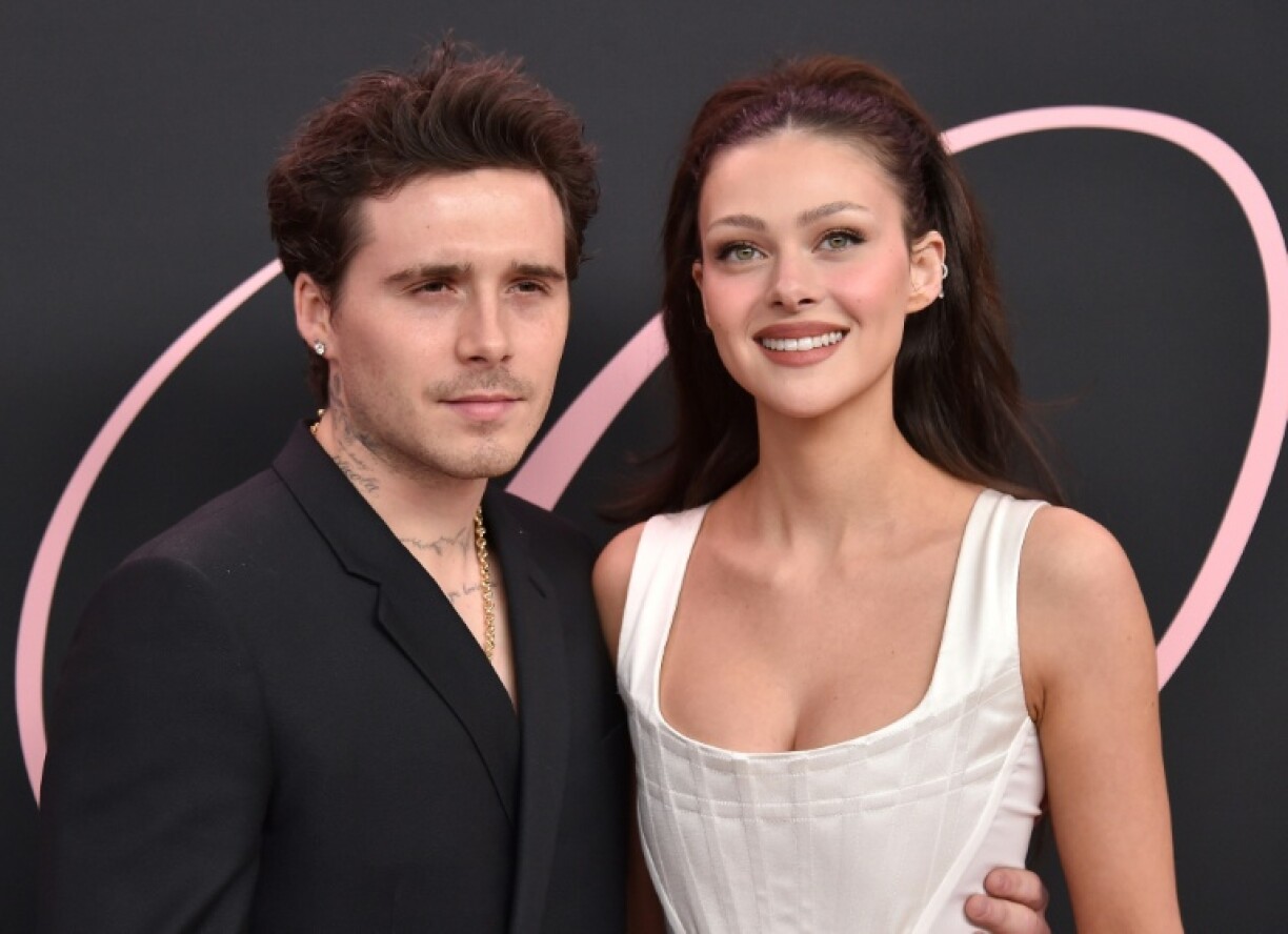 Brooklyn Peltz Beckham(g), fils de David et Victoria Beckham, et son épouse l'actrice américaine Nicola Peltz, le 3 février 2024 à Los Angeles, en Californie