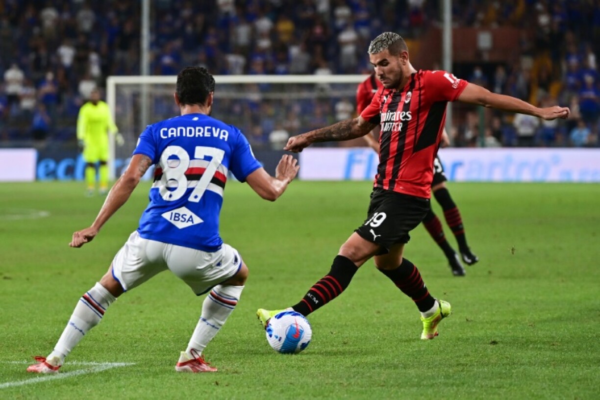 Le défenseur français de l'AC Milan Théo Fernandez, face à l'attaquant de la Sampdoria, Antonio Candreva, lors de leur match de Serie A, le 23 août 2021 à Genoa
