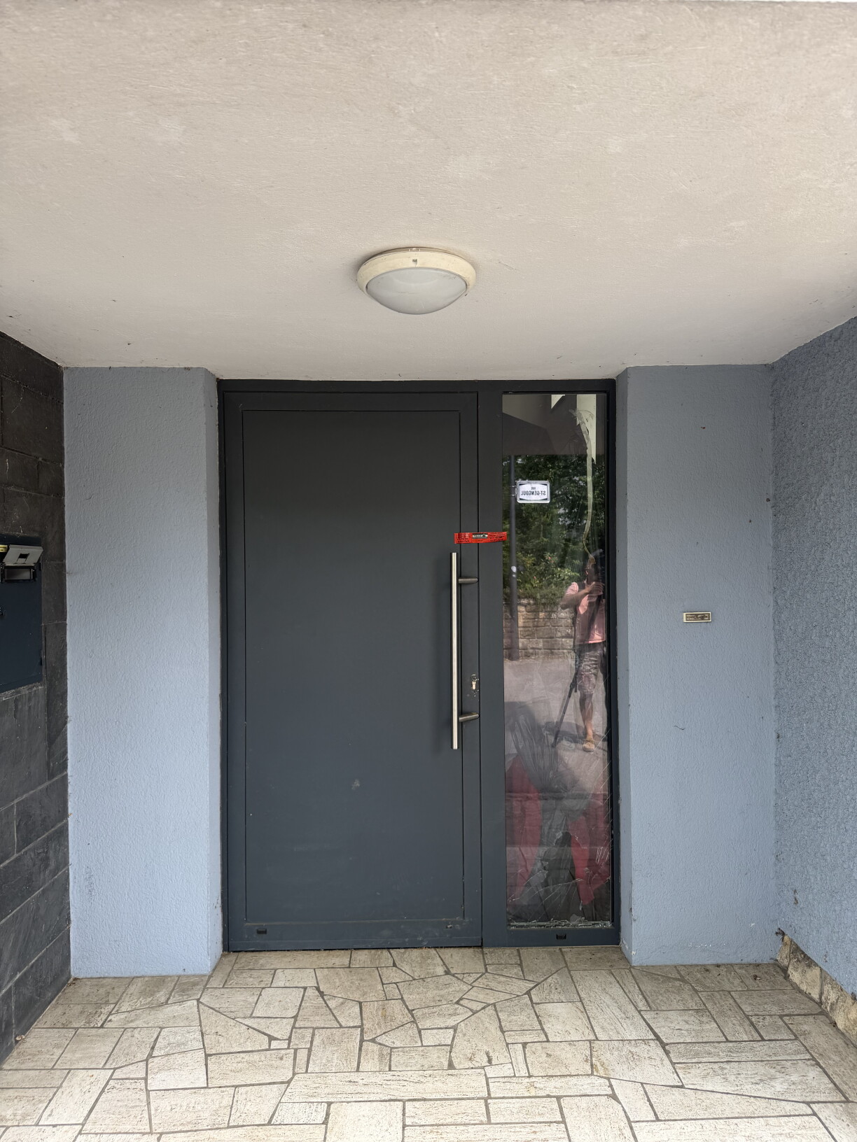 D'Entréesdier vum Haus zu Märel, an deem den 28. Juni e 27 Joer ale Mann dout fonnt gouf.