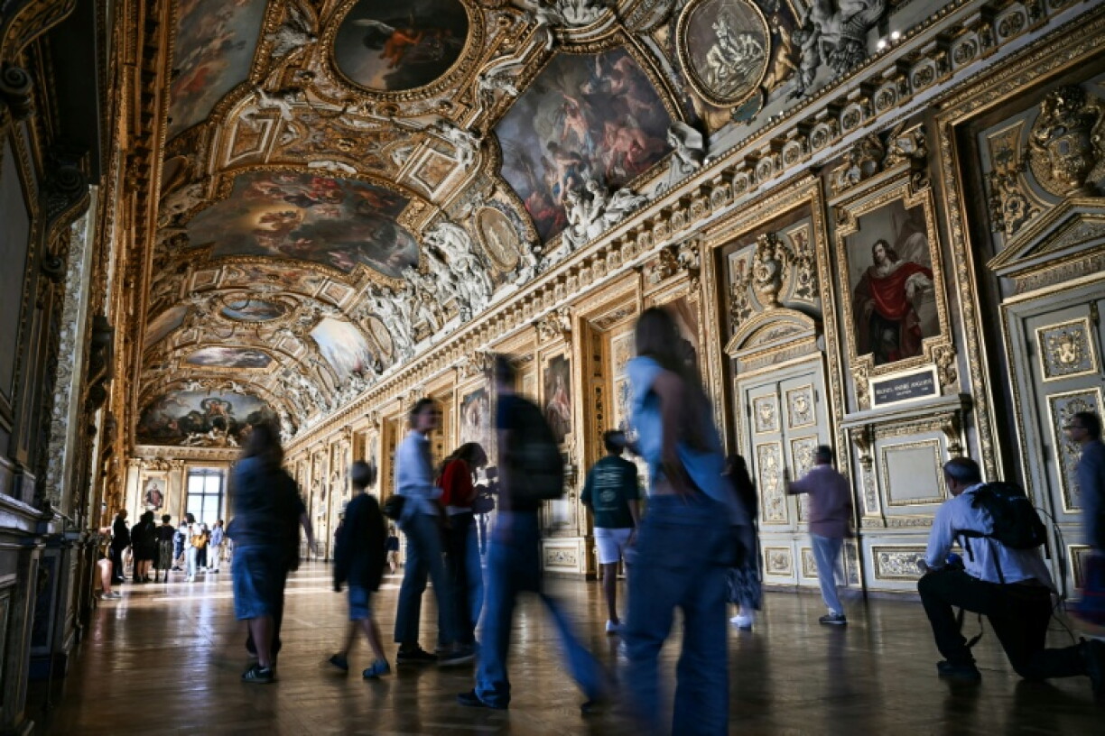 Des visiteurs dans la galerie d'Apollon du musée du Louvre lors de sa réouverture au public, le 22 juillet 2026 à Paris