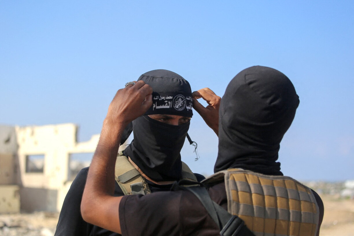 Zwee Kämpfer vun de Qassam-Brigaden, dem arméierten Aarm vun der Hamas.