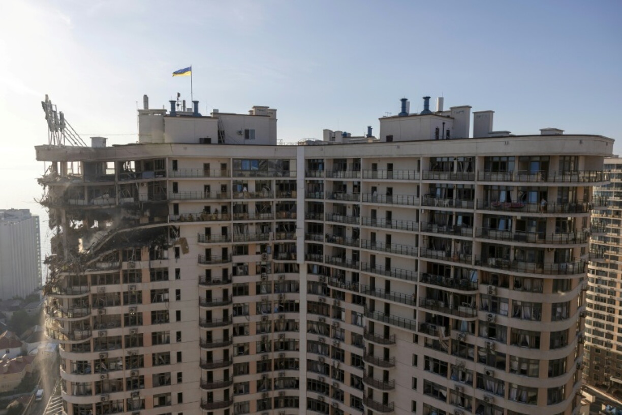 Des étages d'un immeuble d'habitation détruits après des frappes de missiles et de drones russes sur la ville portuaire ukrainienne d'Odessa, le 12 septembre 2026