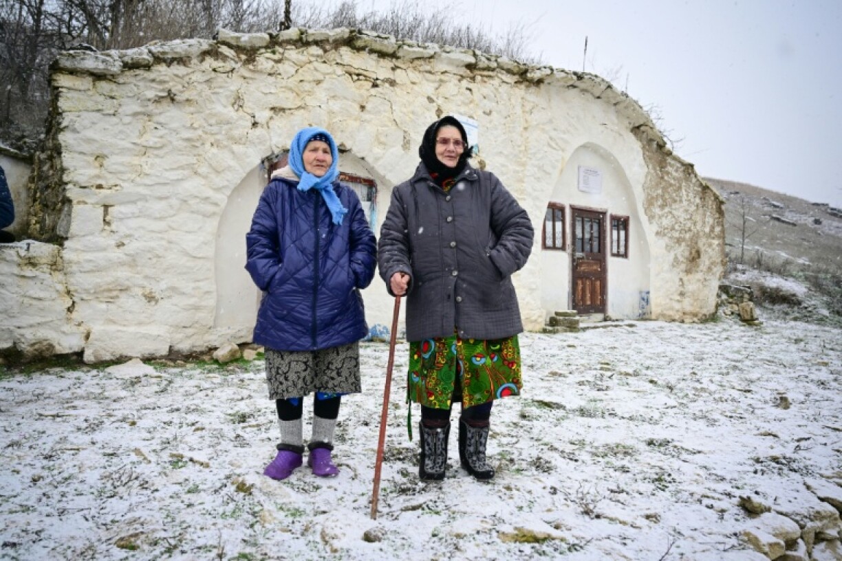 Maria Ardeleanu g) et une amie devant une maison-musée
