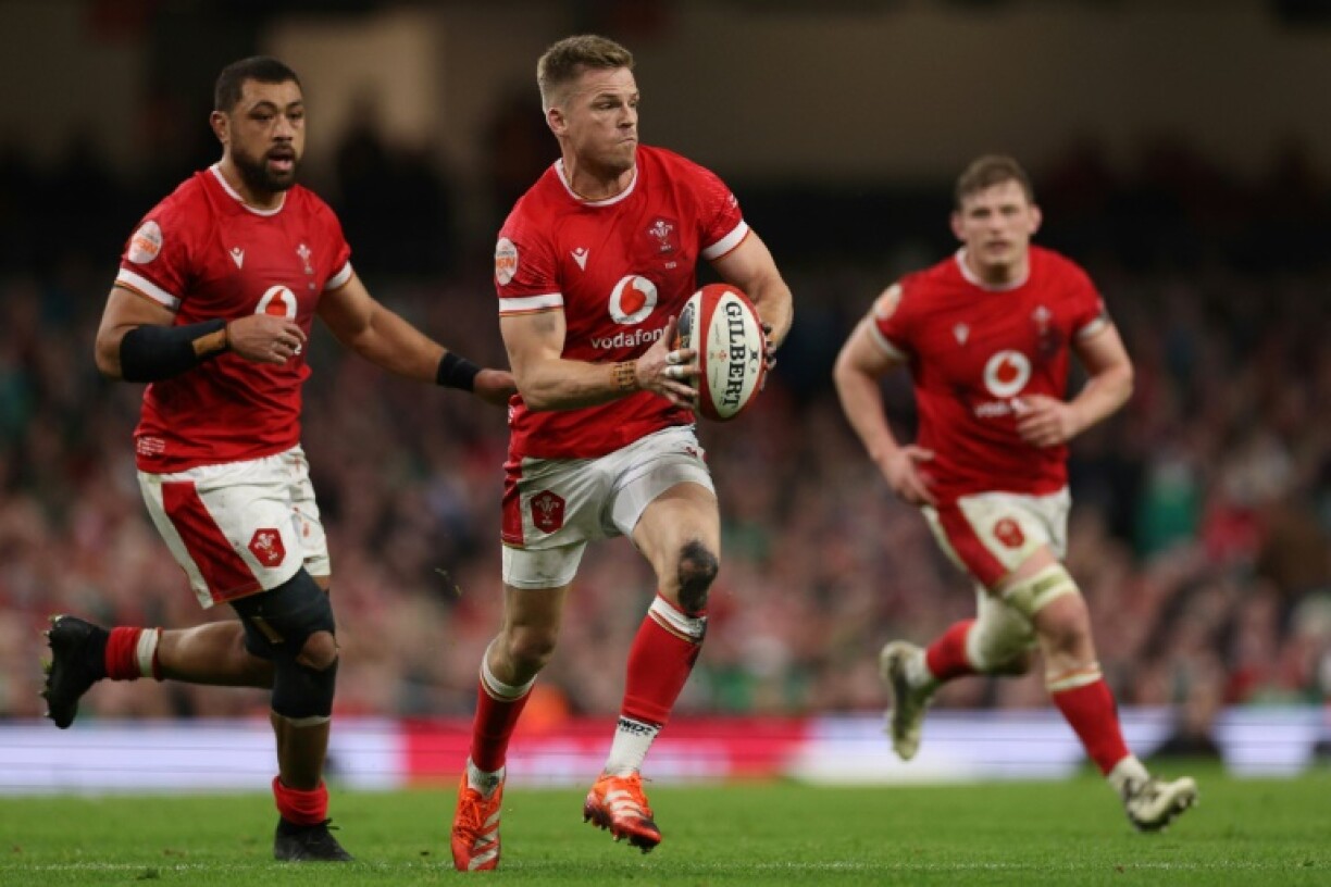 Wales' fly-half Gareth Anscombe is leaving Gloucester to join French side Bayonne