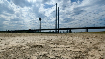 Le lit du Rhin en partie asséché à Düsseldorf le 25 juillet 2022.