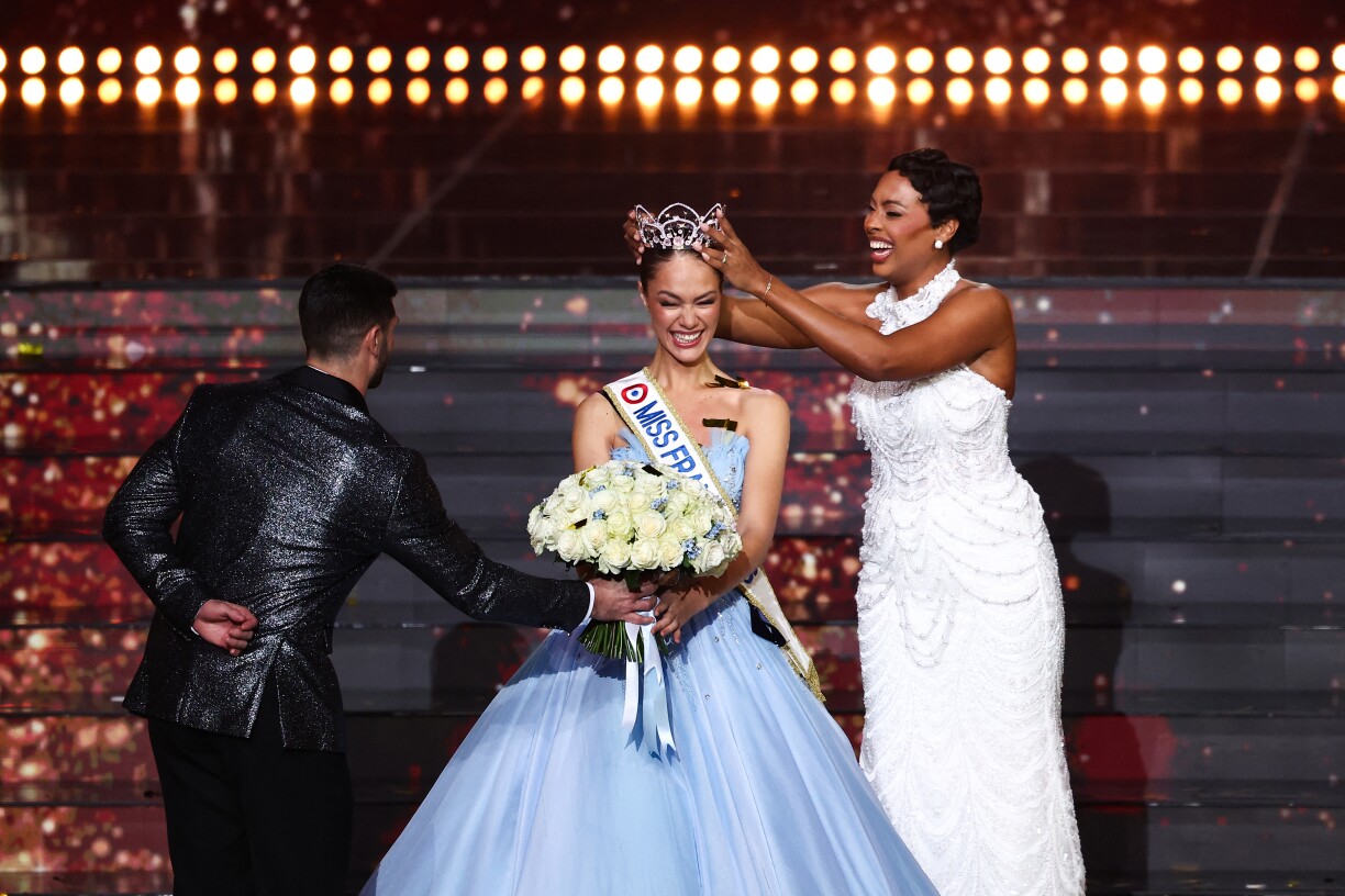 Miss Tahiti Hinaupoko Devèze couronnée Miss France 2025, samedi soir au Zénith d'Amiens.