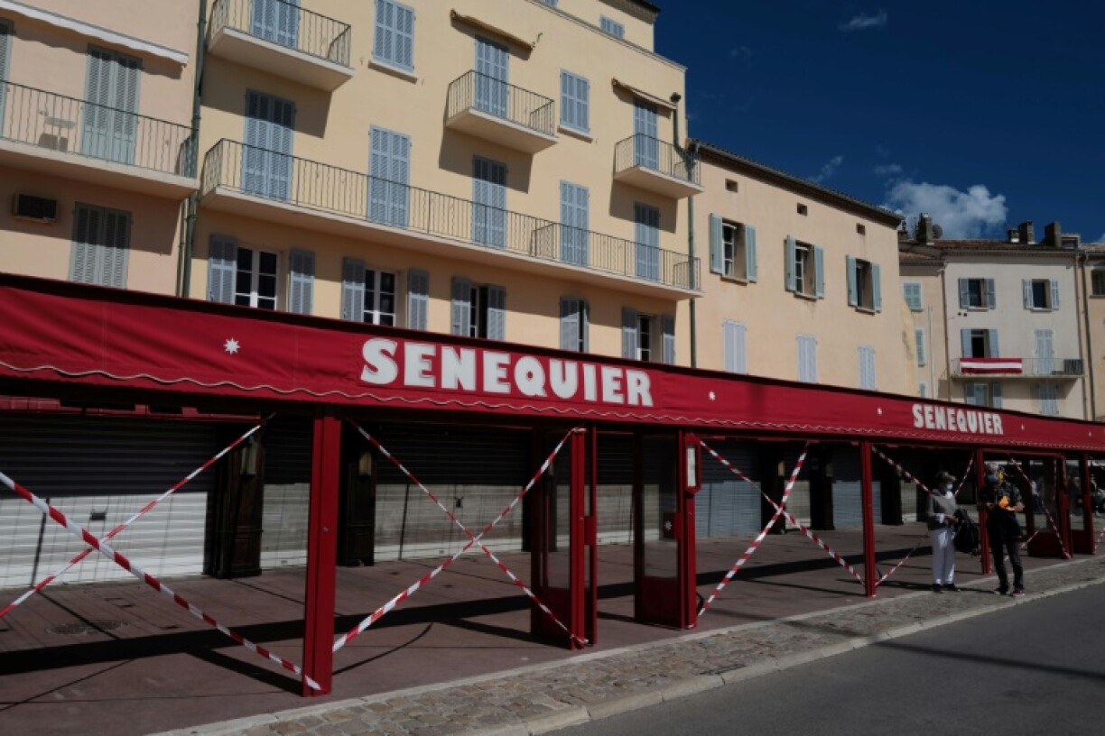 Un bar terrasse close le 14 mai 2021 à Saint-Tropez