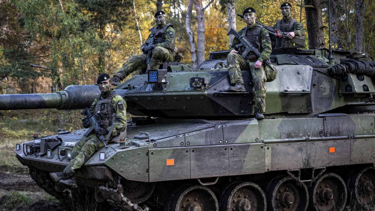 Schwedesch Membere vun den NATO-Forward Land Forces bei engem Exercice am litaueschen Nopeschland Lettland.