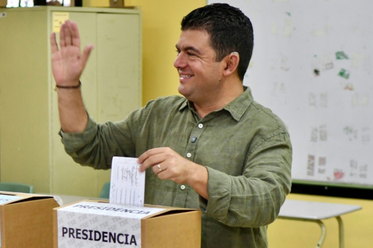 Le candidat du Parti de la Libération du Costa Rica, Álvaro Ramos, vote lors de l’élection présidentielle à San Antonio de Escazú, dans la province de San José, le 1er février 2026 au Costa Rica