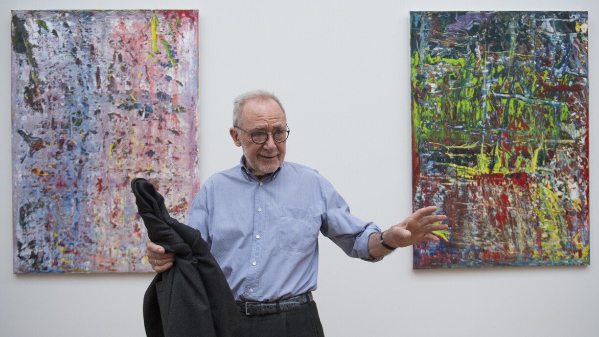 De Kënschtler Gerhard Richter steet virun 2 vu sengen abstrakte Biller am Albertinum zu Dresden.
