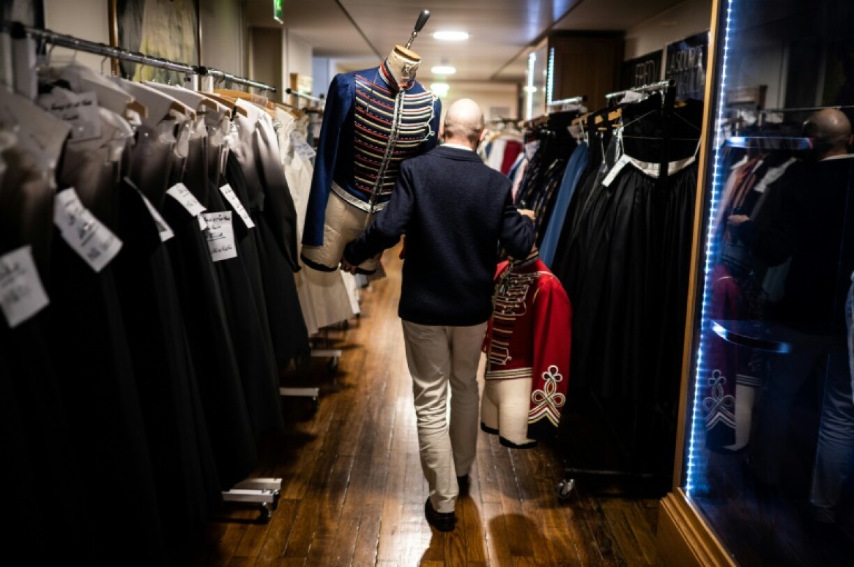 Un employé déplace dans les vestiaires deux vestes des costumes du ballet