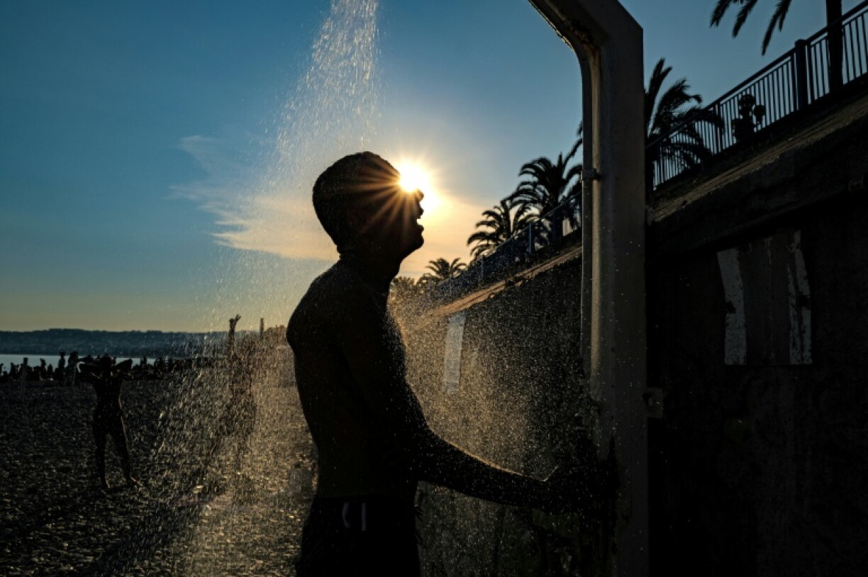 Un homme prend une douche sur la plage, le long de la "Promenade des Anglais", à Nice, sur la Côte d'Azur, le 26 juin 2026