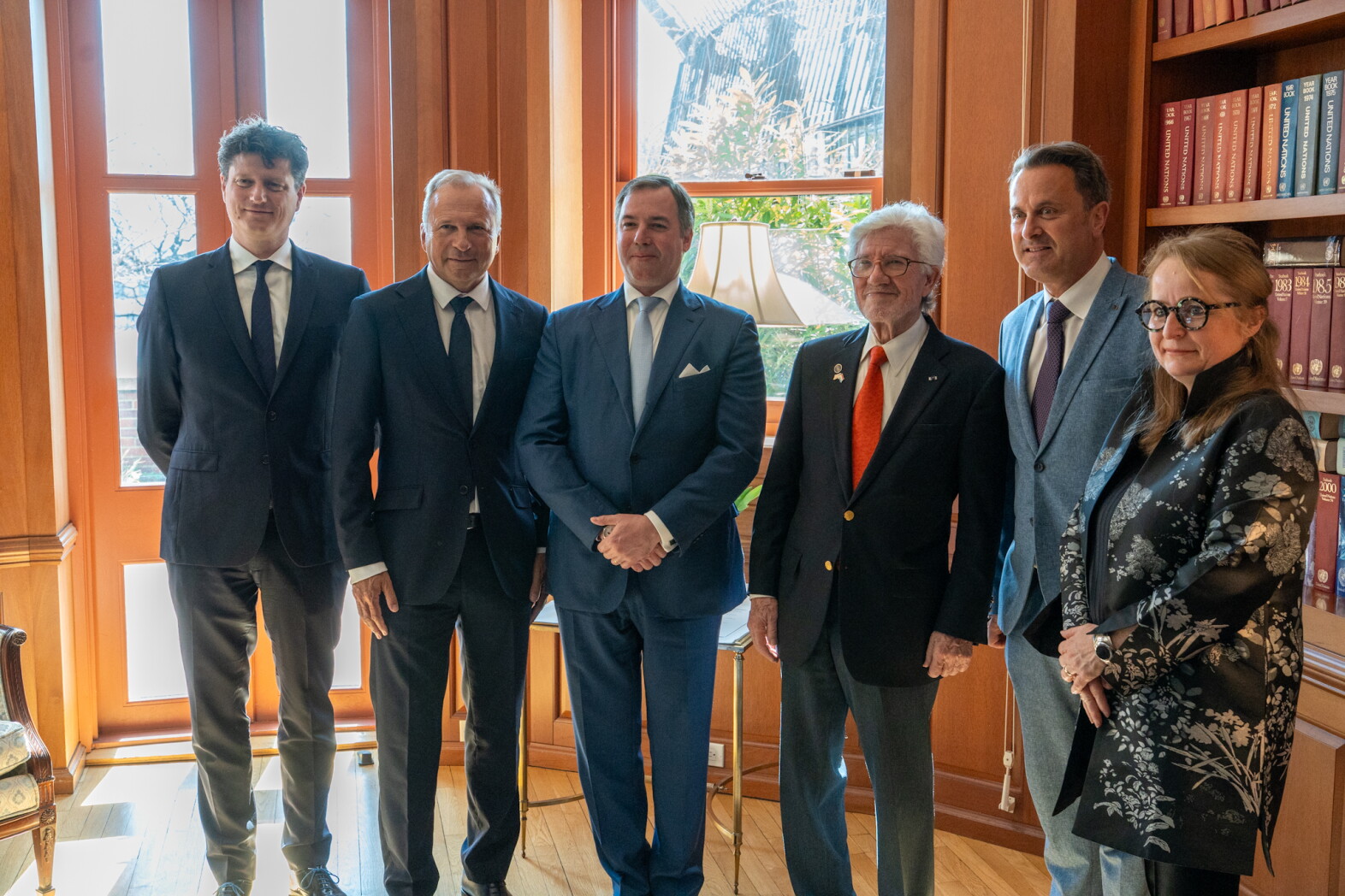 (de g. à dr.) Luc Decker, consul général, directeur exécutif ; Gilles Roth, ministre des Finances ; S.A.R. le Grand-Duc ; Fernand Lamesch, commandeur de l’ordre de mérite civil et militaire d’Adolphe de Nassau ; Xavier Bettel, Vice-Premier ministre, ministre des Affaires étrangères et du Commerce extérieur, ministre de la Coopération et de l'Action humanitaire ; Nicole Bintner, ambassatrice du Luxembourg à Washington