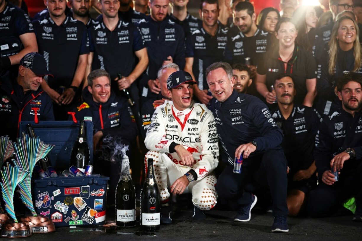 En blanc, le Néerlandais Max Verstappen, à côté de Christian Horner, après le Grand Prix de Las Vegas le 18 novembre 2023