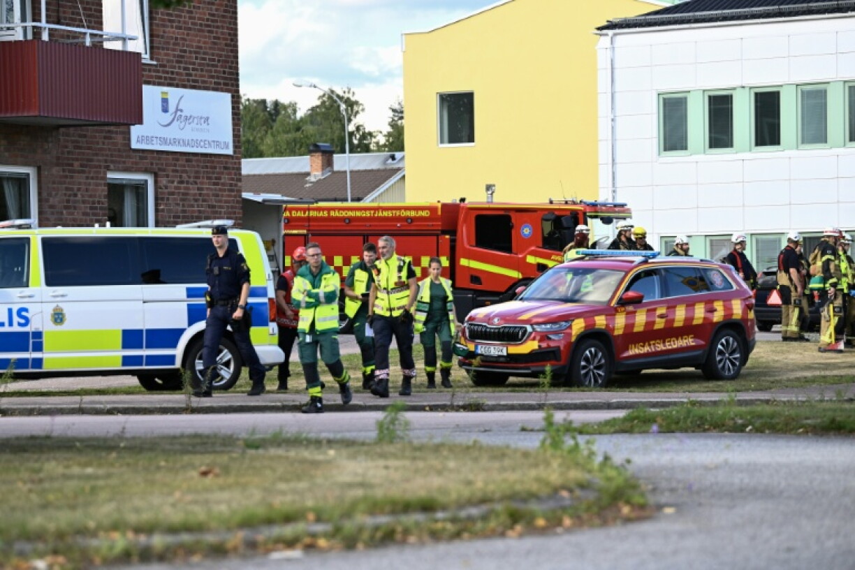 Des policiers et des équipes de secours sur les lieux où un agresseur armé d'une épée a blessé plusieurs personnes dans un lycée à Fagersta, dans le centre de la Suède, le 21 août 2026