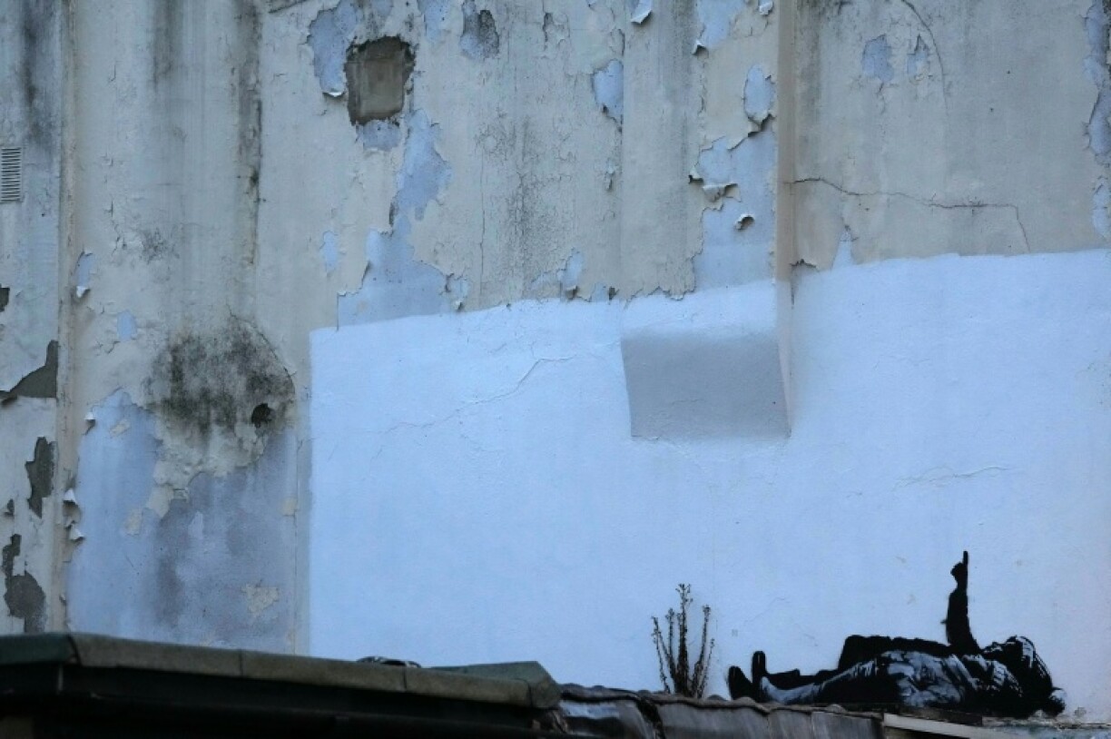 Pünktlich zu Weihnachten ist in London ist ein neues Werk des Streetart-Künstlers Banksy enthüllt worden. An einer Wand in Queen's Mews im Stadtteil Bayswater zeigt seit Montag ein Schwarzweiß-Bild zwei auf dem Rücken liegende Kinder mit Wintermützen.