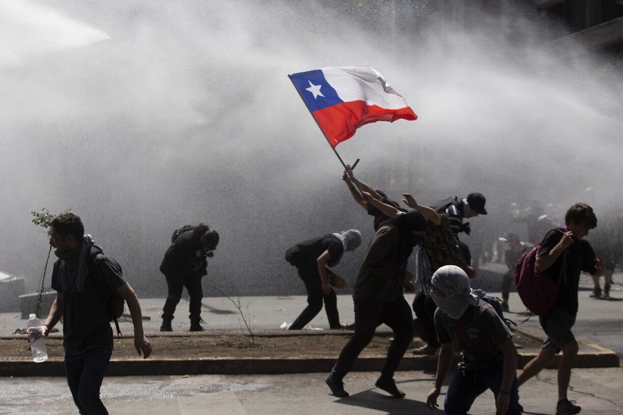 Affrontements entre la police et les manifestants à Santiago le 21 octobre 2019.